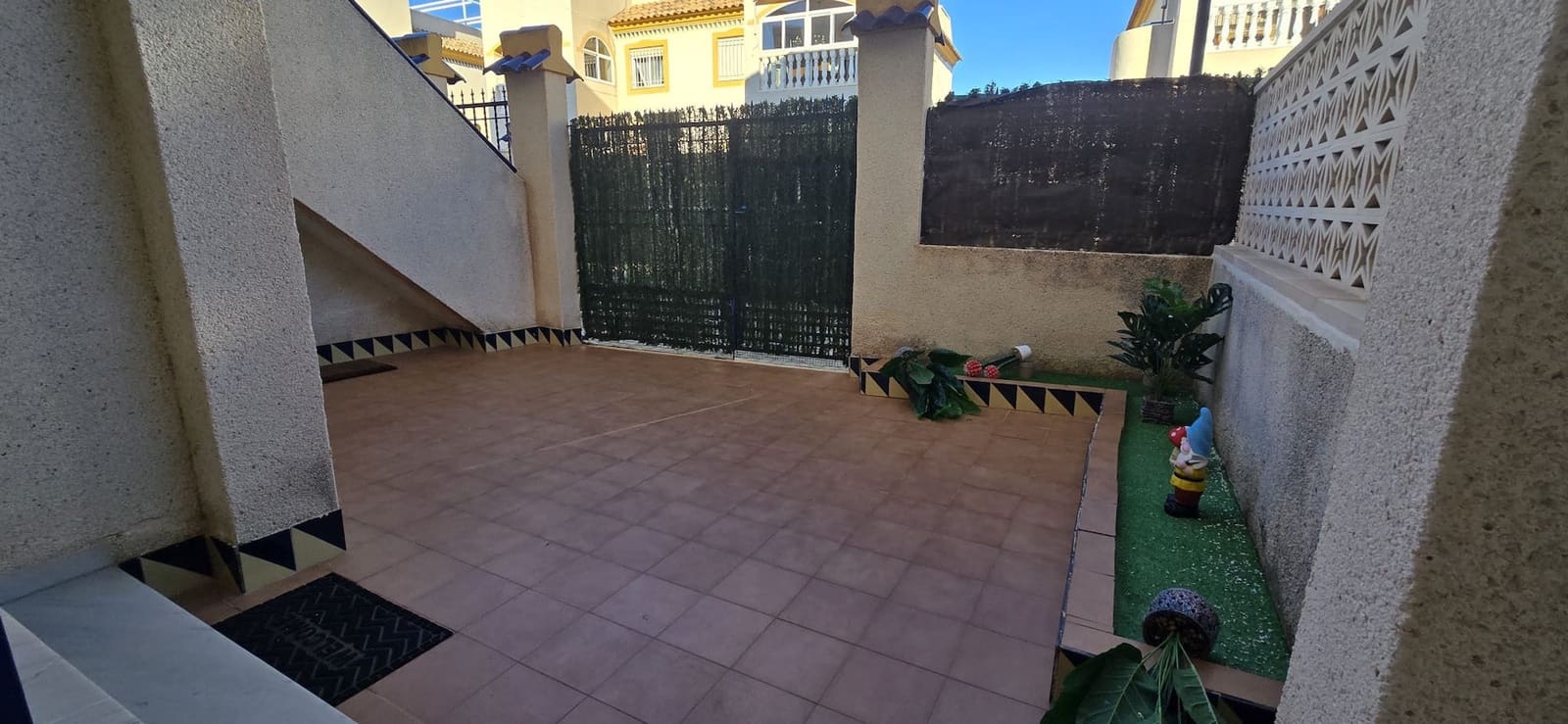 2 bedroom Apartment for sale in Guardamar del Segura with pool - € 145,000 (Ref: 9614208)