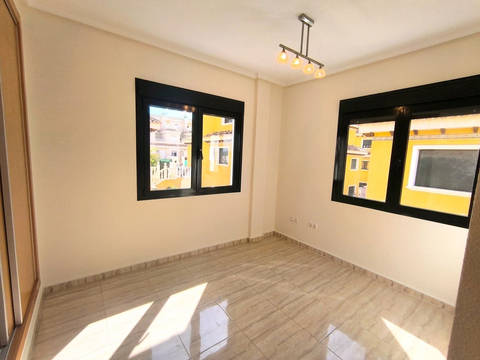 3 soveværelse Semi-Rækkehus til salg i Ciudad Quesada med swimmingpool - € 249.950 (Ref: 9793859)