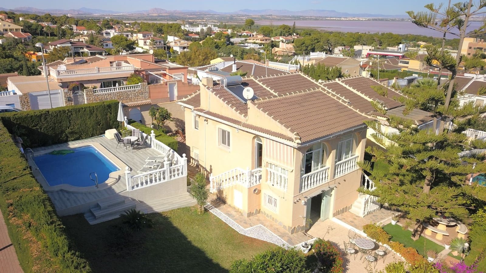 4 soveværelse Semi-Rækkehus til salg i Los Balcones med swimmingpool garage - € 410.000 (Ref: 9850114)