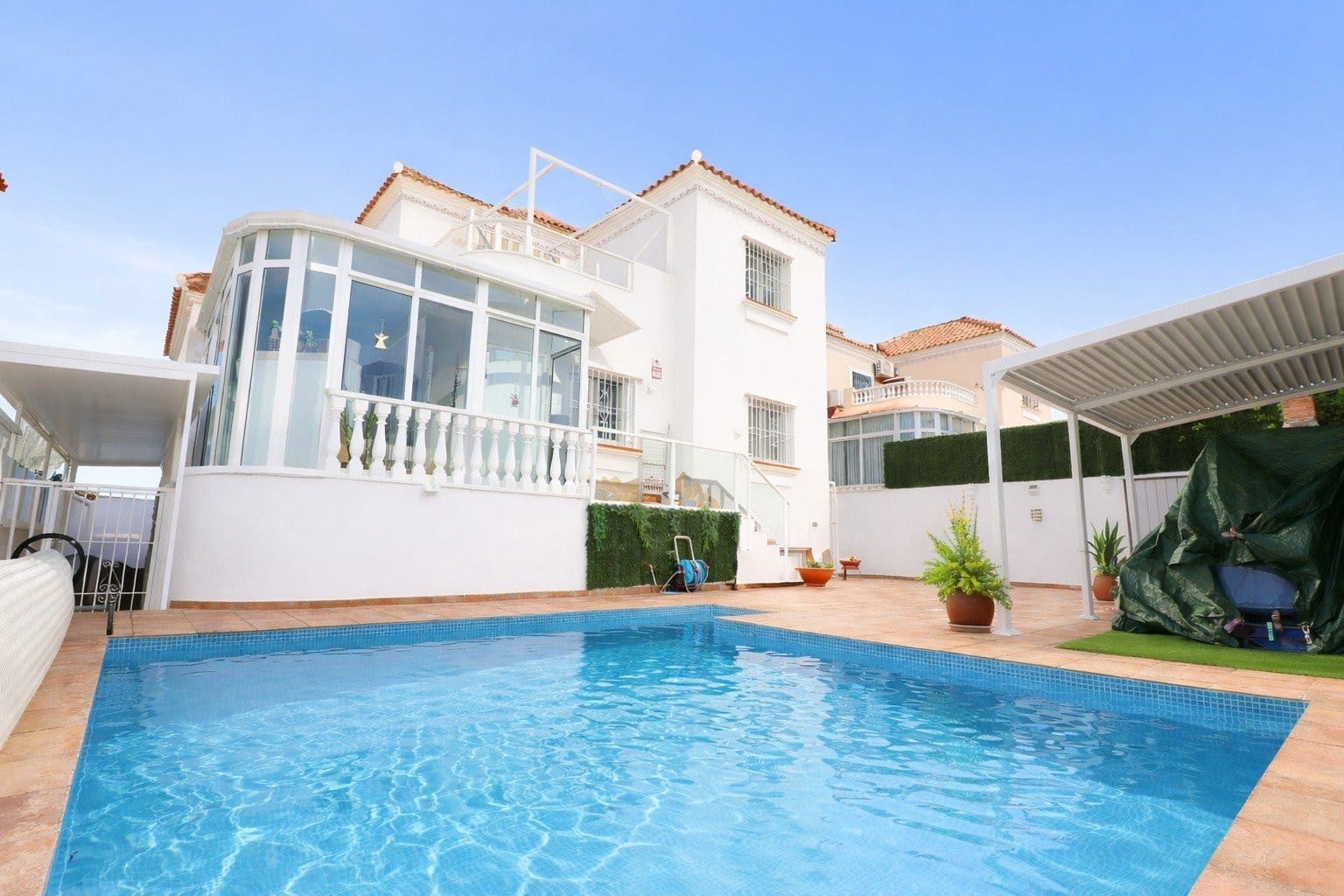 4 soveværelse Villa til salg i Filipinas med swimmingpool garage - € 414.950 (Ref: 9850117)