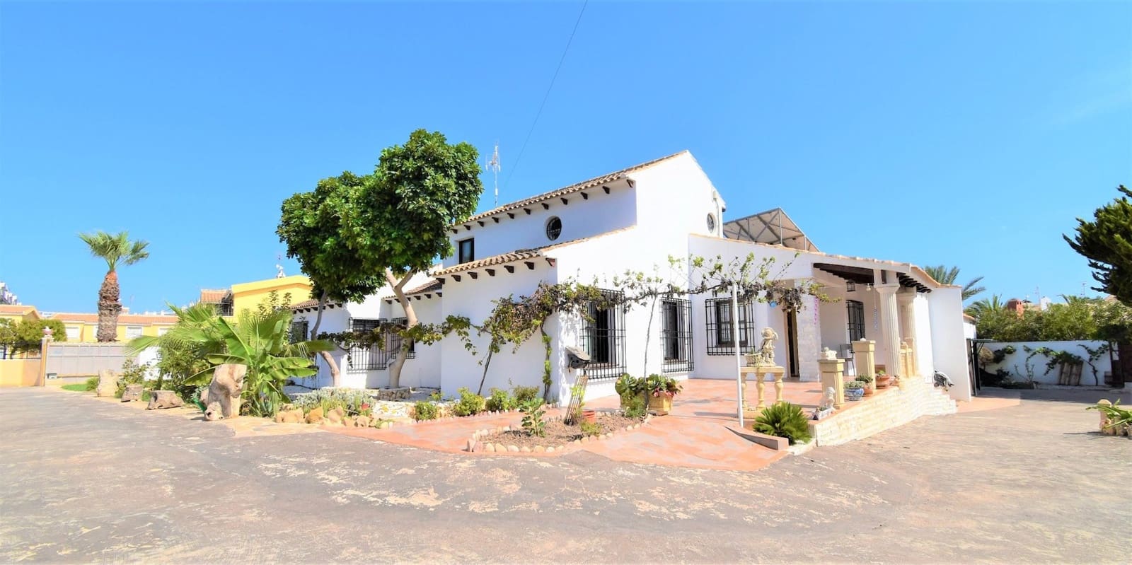 4 soverom Villa til salgs i Villamartin med svømmebasseng garasje - € 630 000 (Ref: 9850365)