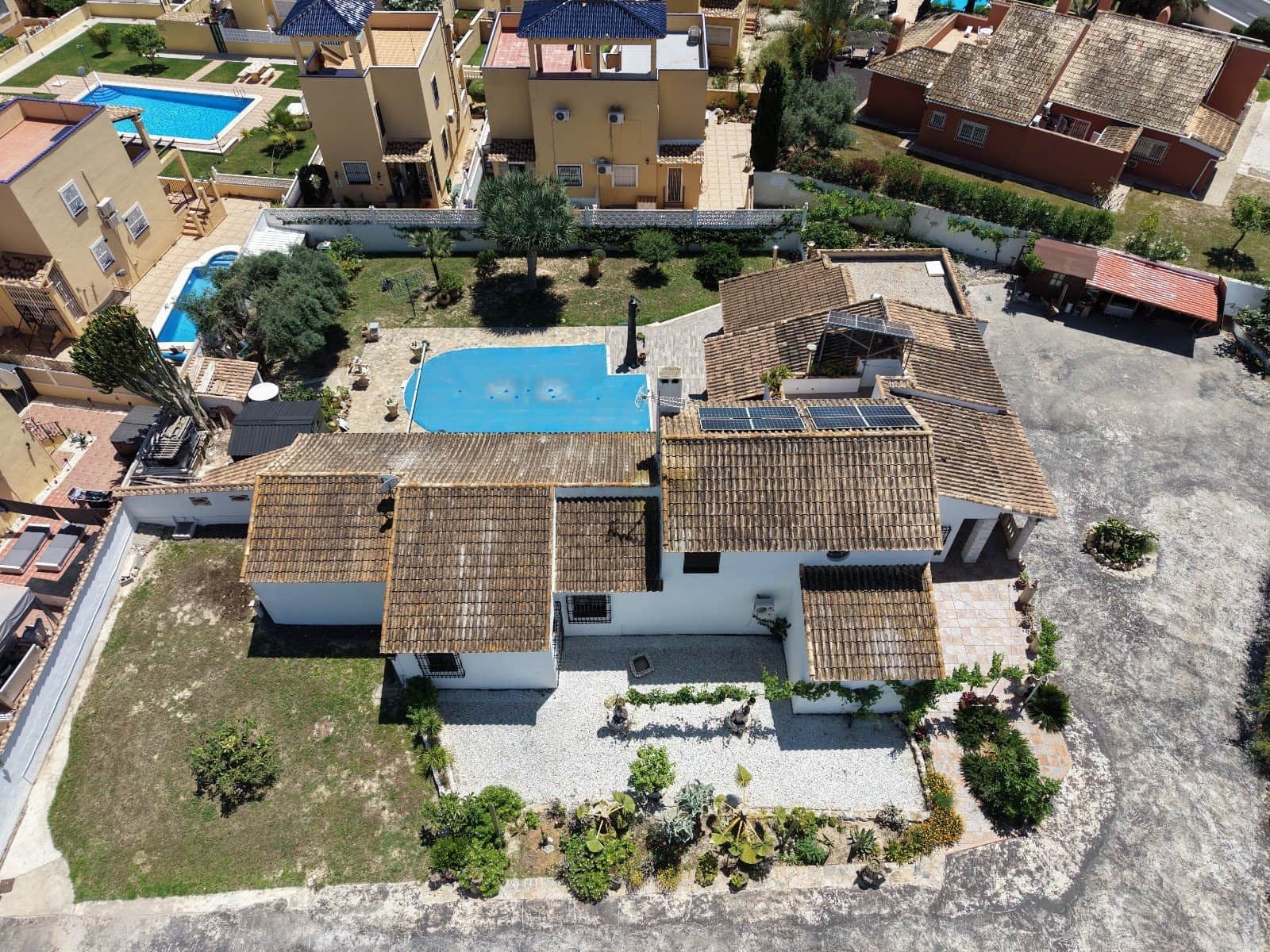 4 bedroom Villa for sale in Villamartin with pool garage - € 630,000 (Ref: 9850365)