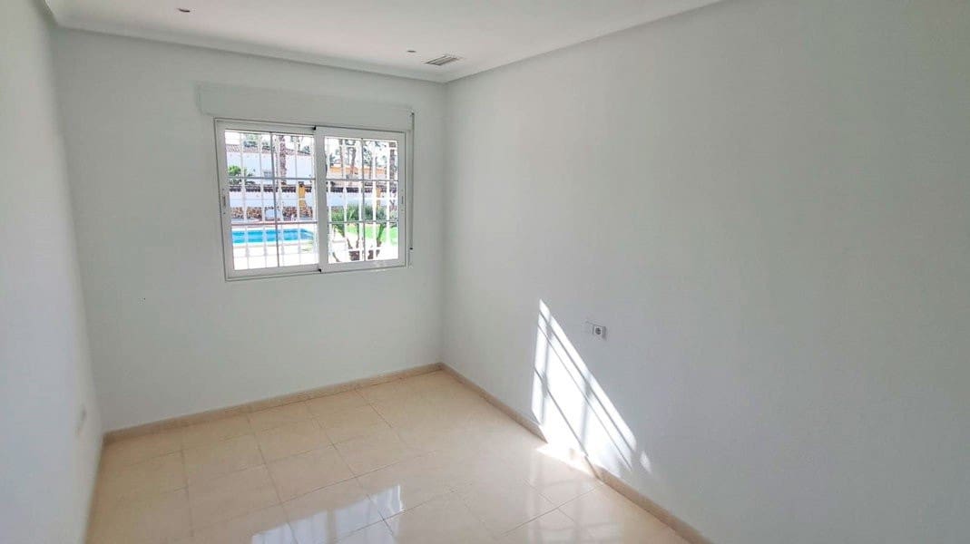 Chalet de 3 habitaciones en Catral en venta con piscina garaje - 440.000 € (Ref: 9911846)