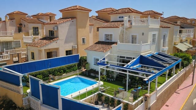 Chalet de 4 habitaciones en Algorfa en venta con piscina - 325.000 € (Ref: 9981364)