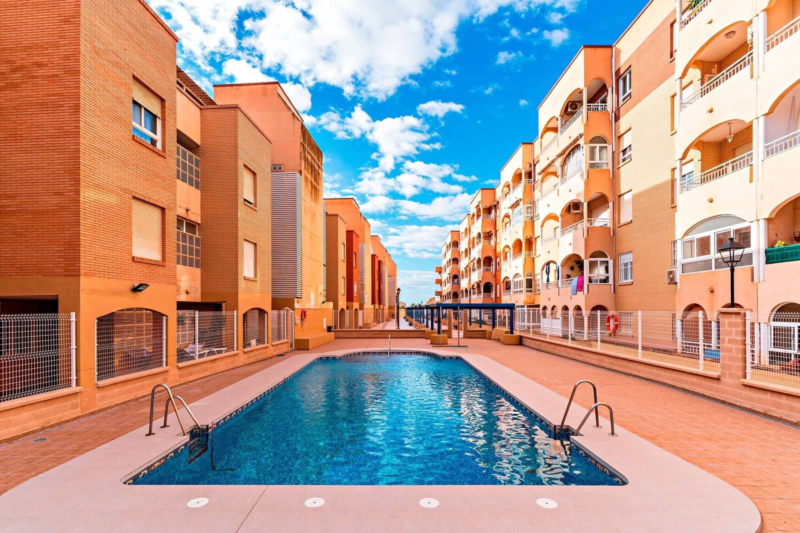 2 slaapkamer Flat te koop in Roquetas de Mar met zwembad garage - € 164.000 (Ref: 10089731)