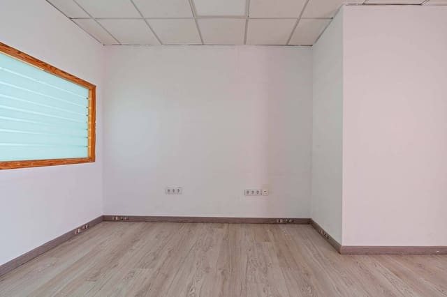 Office for rent in Almería city - € 780 (Ref: 10094696)