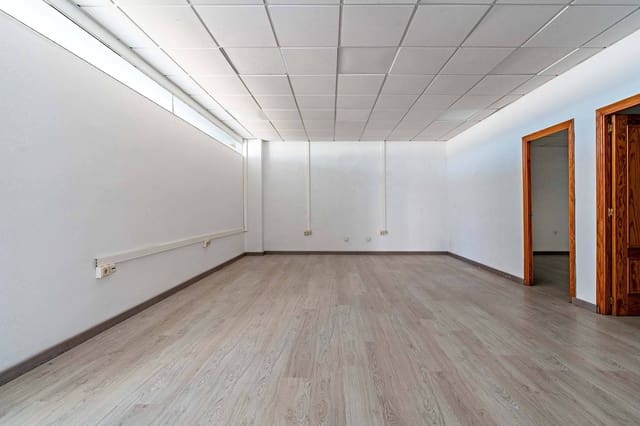 Office for rent in Almería city - € 780 (Ref: 10094696)