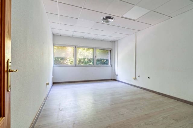 Office for rent in Almería city - € 780 (Ref: 10094696)