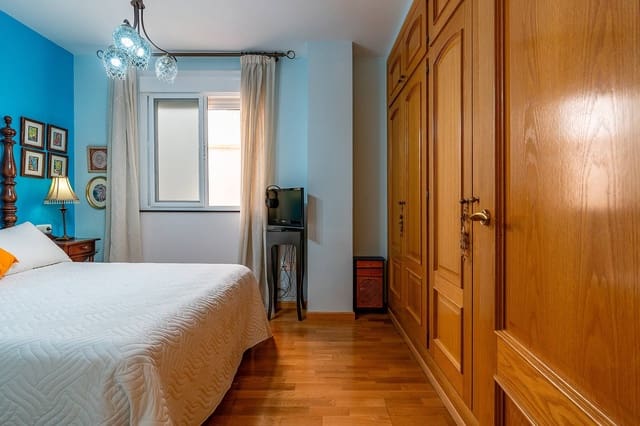 2 soveværelse Lejlighed til salg i Centro, Almería by med garage - € 350.000 (Ref: 10115887)