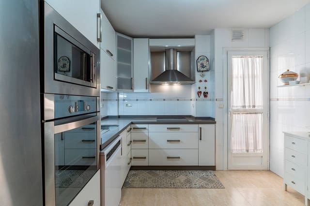 2 soveværelse Lejlighed til salg i Centro, Almería by med garage - € 350.000 (Ref: 10115887)