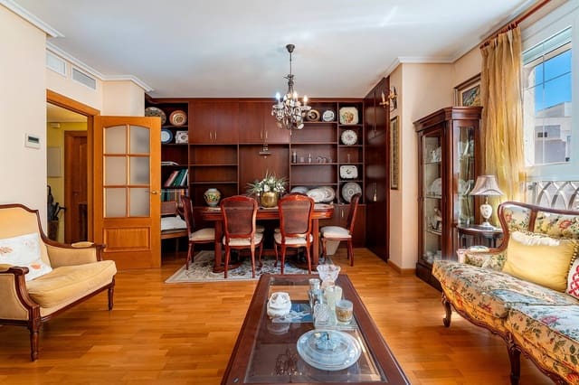 2 soveværelse Lejlighed til salg i Centro, Almería by med garage - € 350.000 (Ref: 10115887)