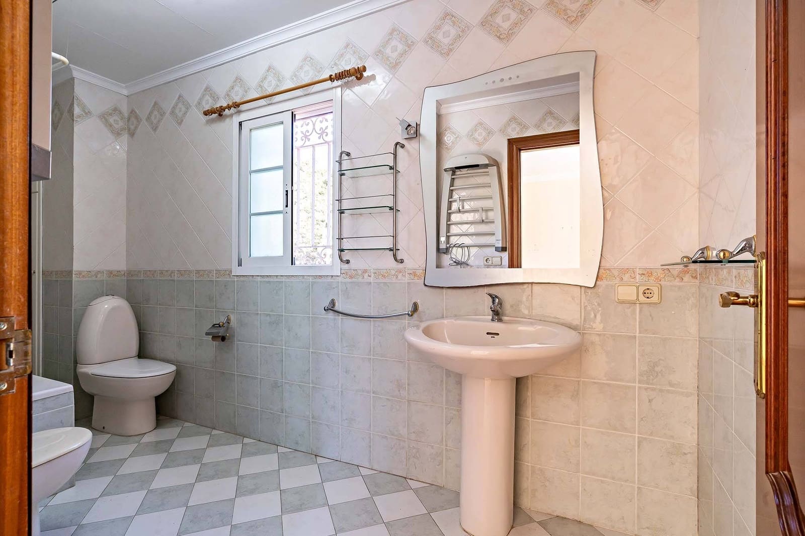 5 bedroom Villa for sale in Aguadulce (Almeria) with pool garage - € 420,000 (Ref: 8099801)