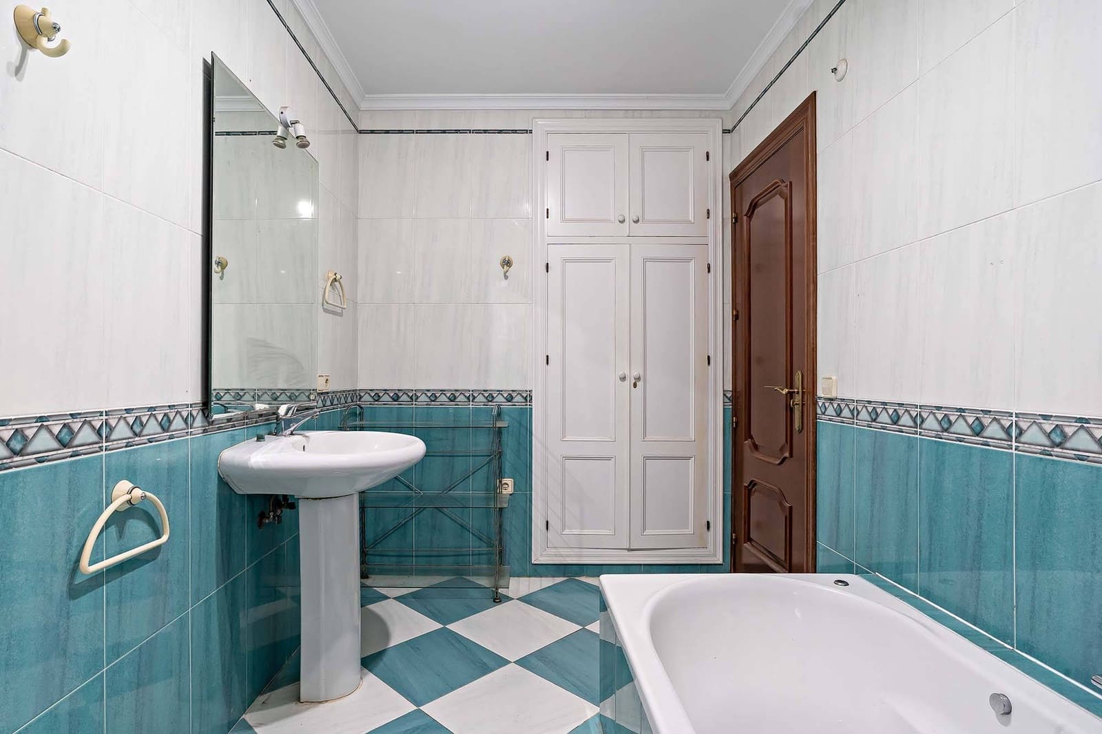 5 bedroom Villa for sale in Aguadulce (Almeria) with pool garage - € 420,000 (Ref: 8099801)