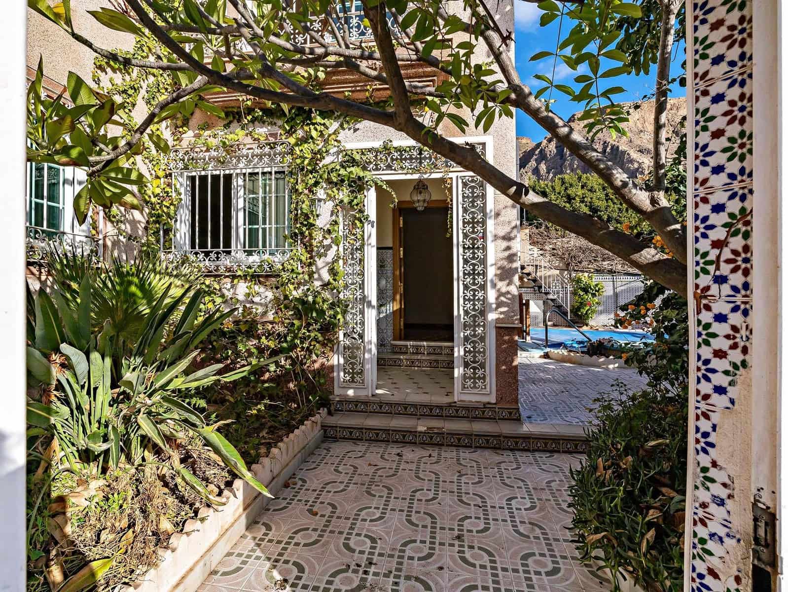 5 bedroom Villa for sale in Aguadulce (Almeria) with pool garage - € 420,000 (Ref: 8099801)