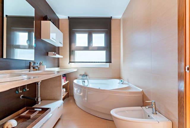 Adosado de 5 habitaciones en Almería ciudad en venta con garaje - 360.000 € (Ref: 9073323)