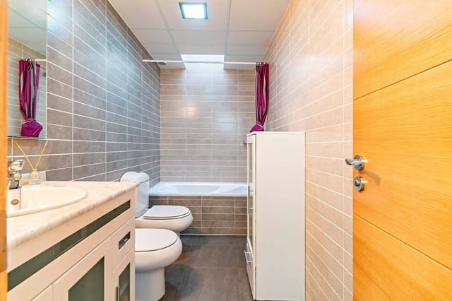 Adosado de 5 habitaciones en Almería ciudad en venta con garaje - 360.000 € (Ref: 9073323)