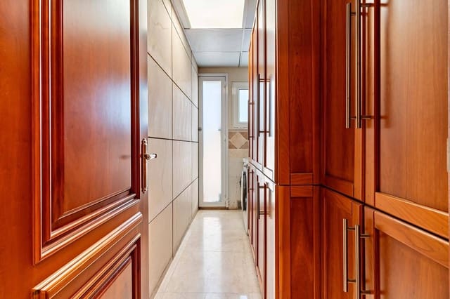 4 soveværelse Penthouse til leje i Centro, Almería by - € 1.900 (Ref: 9149196)