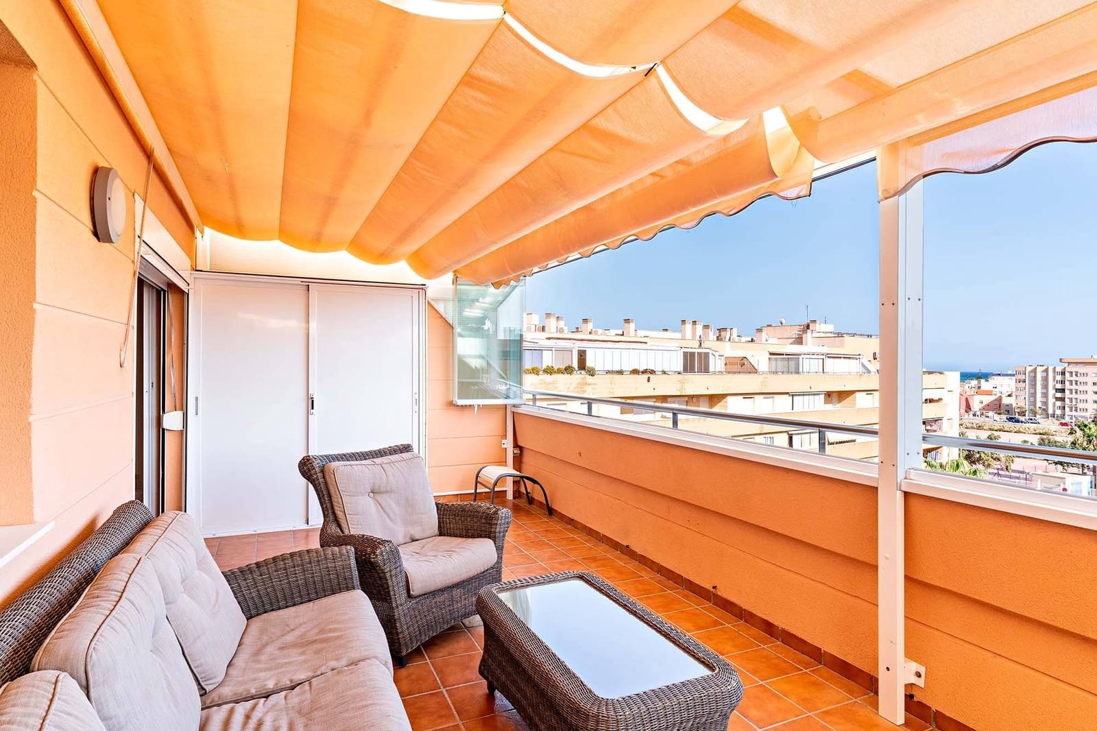 2 soveværelse Penthouse til salg i Roquetas de Mar med swimmingpool garage - € 255.000 (Ref: 9156083)