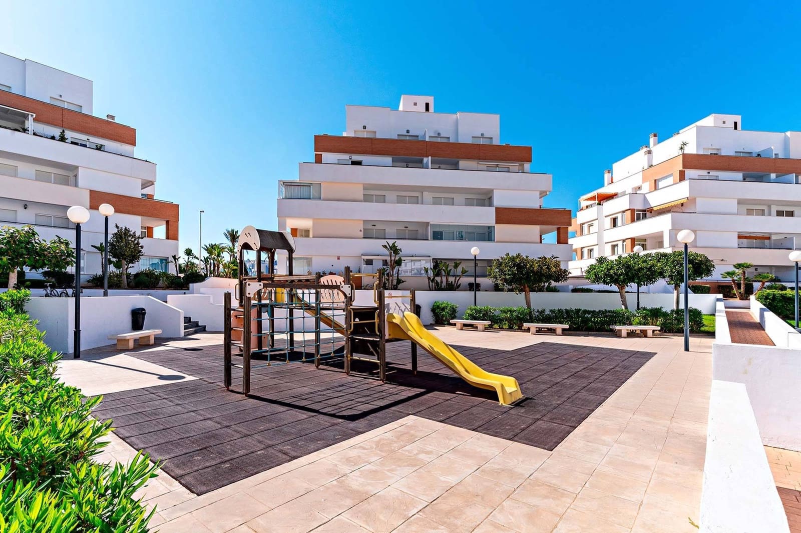 2 soveværelse Lejlighed til salg i Roquetas de Mar med swimmingpool - € 280.000 (Ref: 9240366)