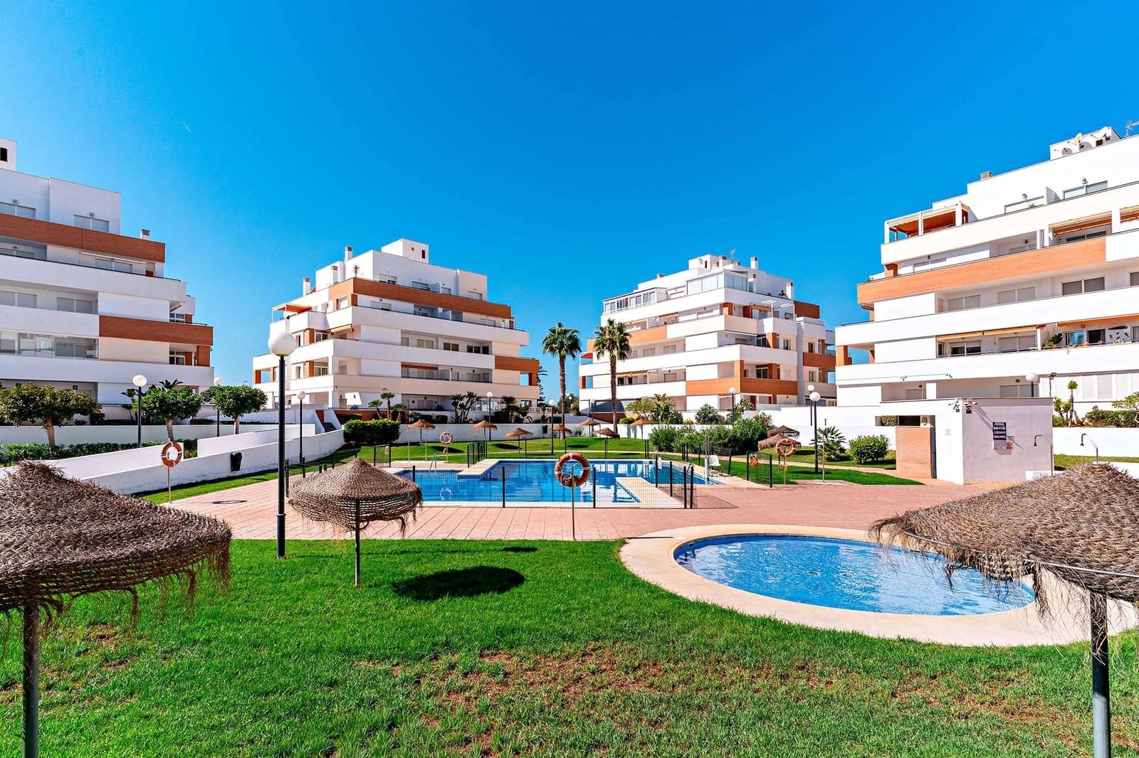 2 soveværelse Lejlighed til salg i Roquetas de Mar med swimmingpool - € 280.000 (Ref: 9240366)