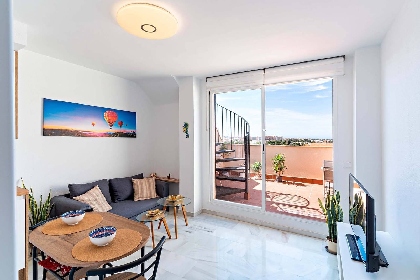 1 slaapkamer Penthouse te huur in Roquetas de Mar met zwembad - € 550 (Ref: 9294364)