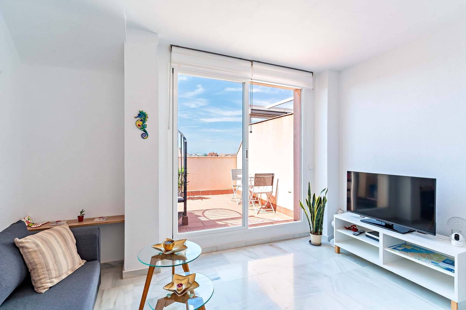 1 slaapkamer Penthouse te huur in Roquetas de Mar met zwembad - € 550 (Ref: 9294364)