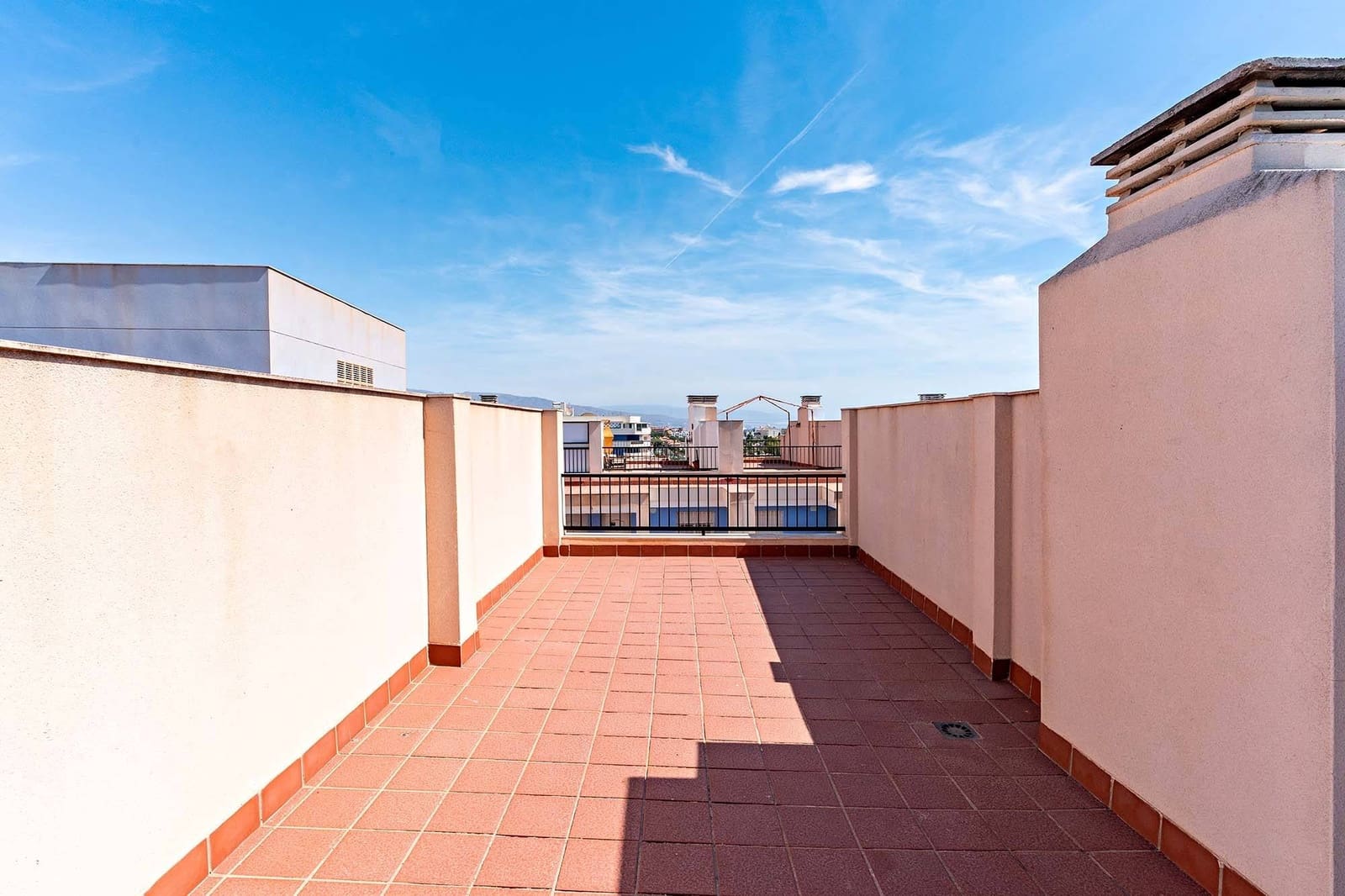 1 slaapkamer Penthouse te huur in Roquetas de Mar met zwembad - € 550 (Ref: 9294364)