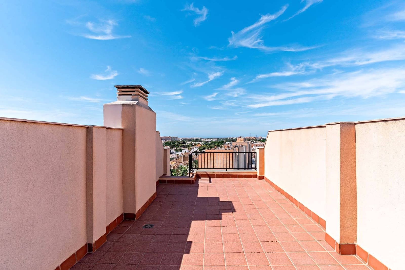 1 slaapkamer Penthouse te huur in Roquetas de Mar met zwembad - € 550 (Ref: 9294364)