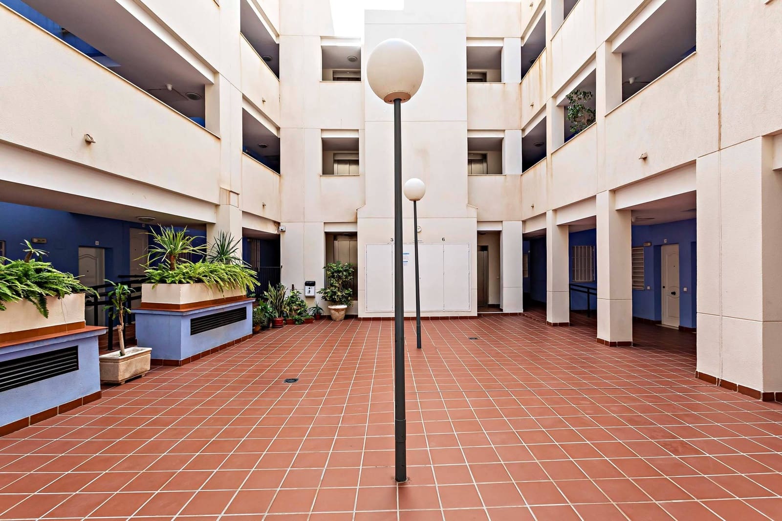 1 slaapkamer Penthouse te huur in Roquetas de Mar met zwembad - € 550 (Ref: 9294364)