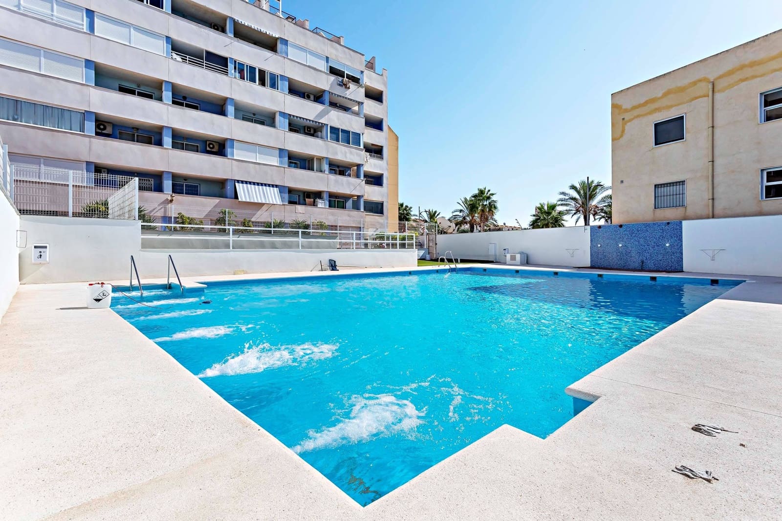 1 slaapkamer Penthouse te huur in Roquetas de Mar met zwembad - € 550 (Ref: 9294364)