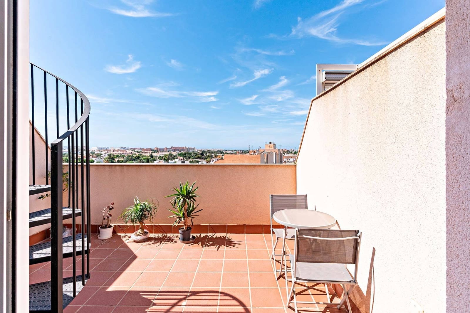 1 slaapkamer Penthouse te huur in Roquetas de Mar met zwembad - € 550 (Ref: 9294364)