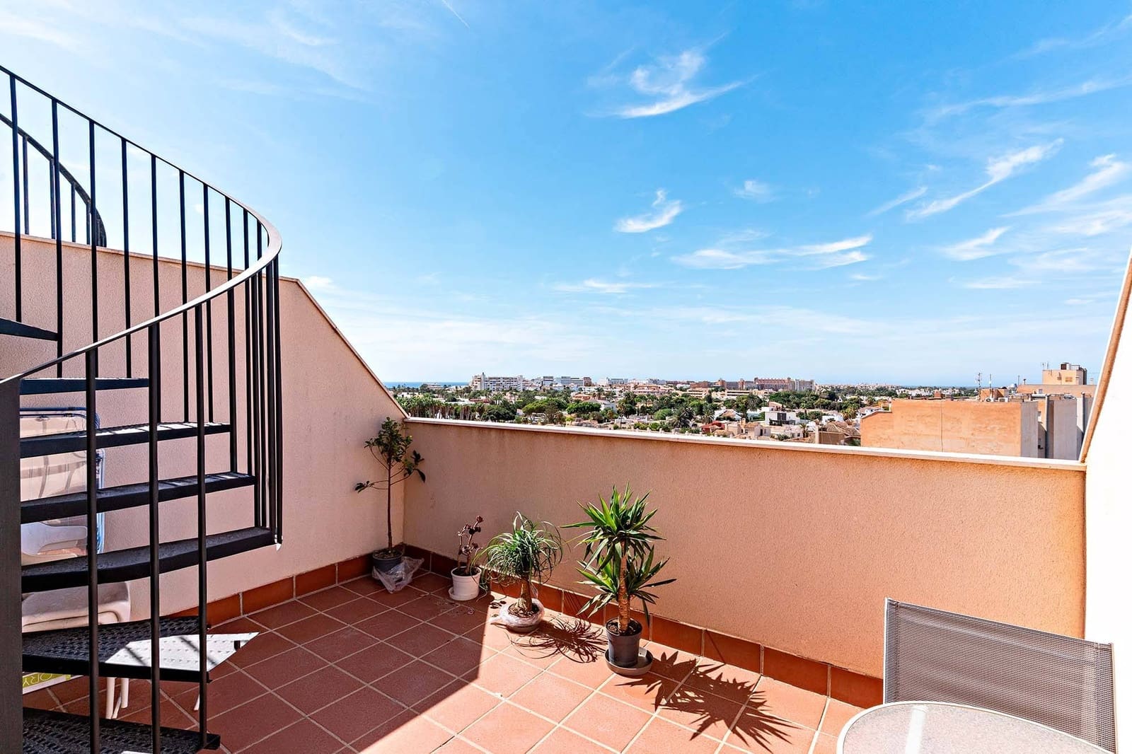1 slaapkamer Penthouse te huur in Roquetas de Mar met zwembad - € 550 (Ref: 9294364)