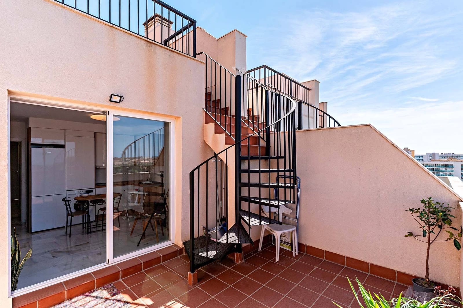 1 slaapkamer Penthouse te huur in Roquetas de Mar met zwembad - € 550 (Ref: 9294364)