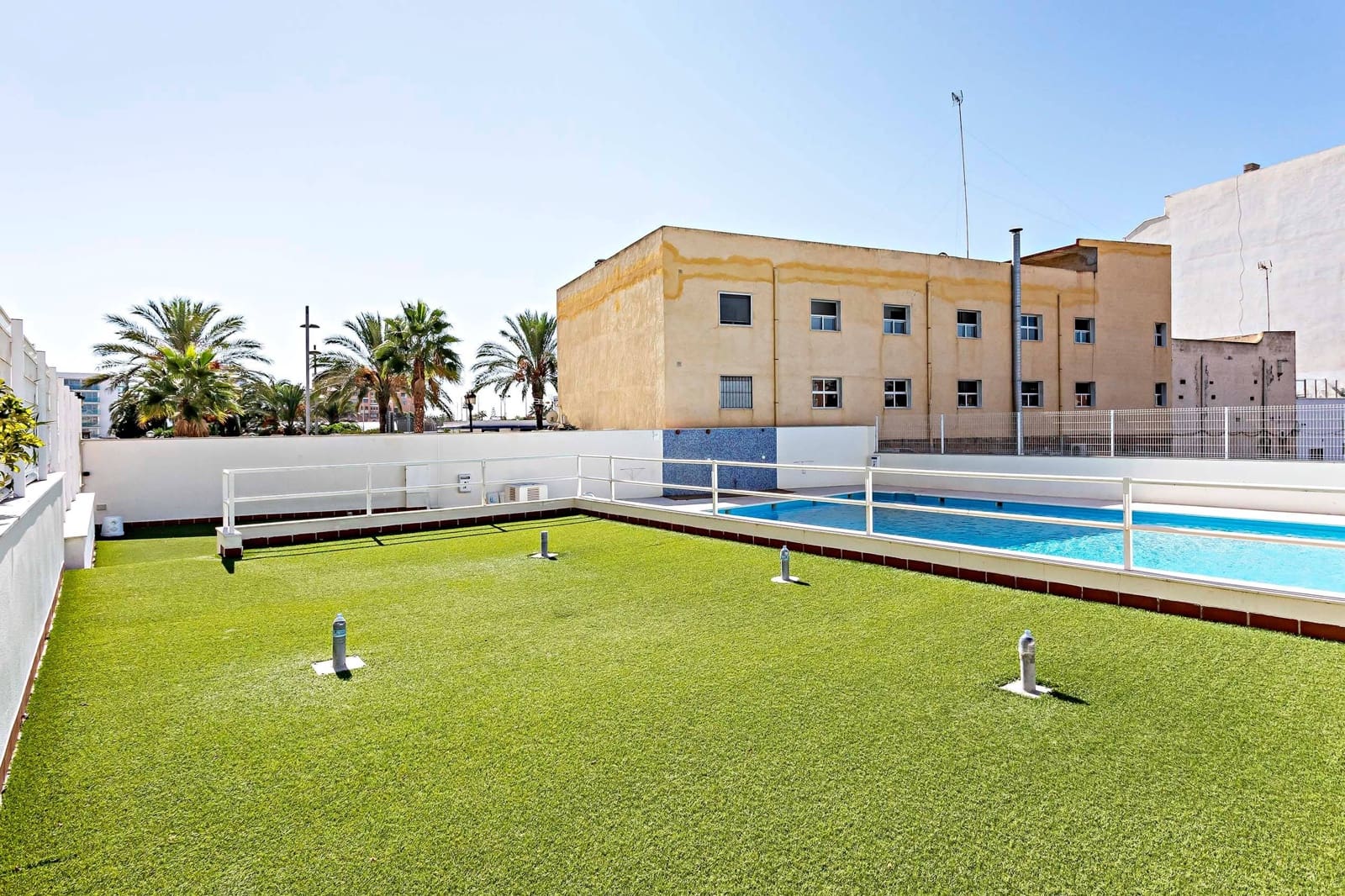 1 slaapkamer Penthouse te huur in Roquetas de Mar met zwembad - € 550 (Ref: 9294364)