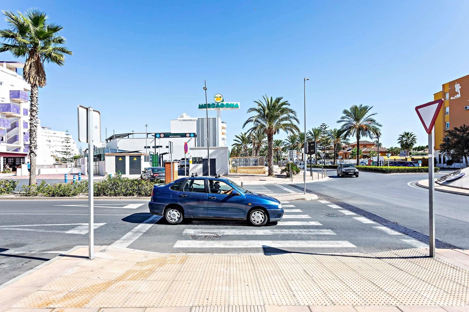 1 slaapkamer Penthouse te huur in Roquetas de Mar met zwembad - € 550 (Ref: 9294364)