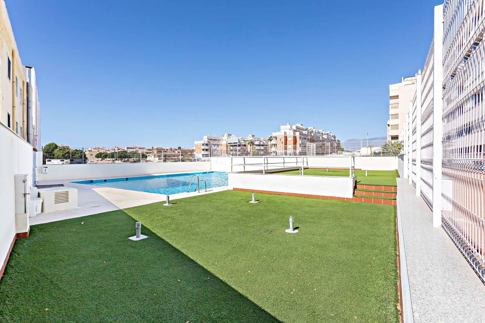 1 slaapkamer Penthouse te huur in Roquetas de Mar met zwembad - € 550 (Ref: 9294364)