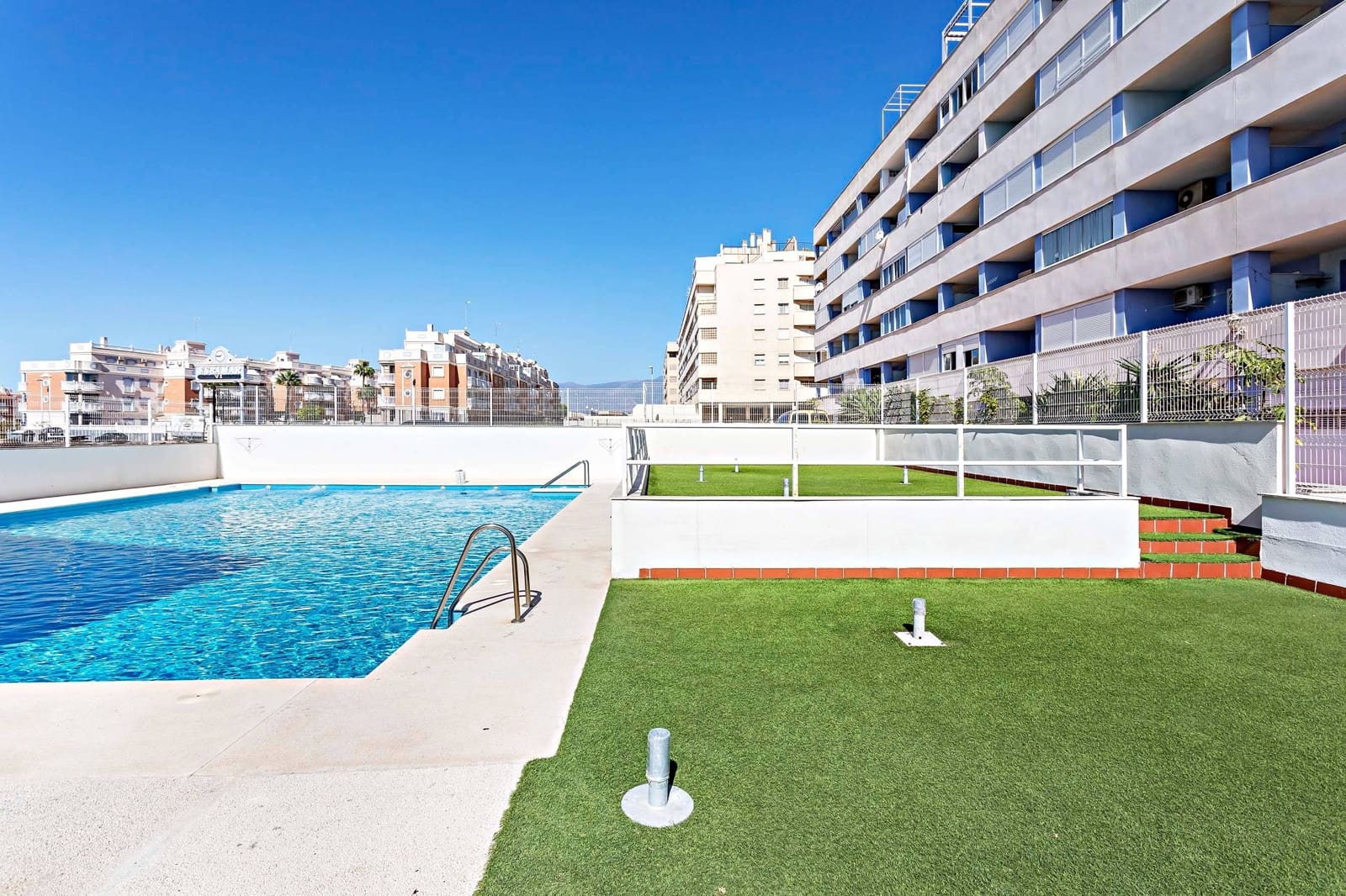 1 slaapkamer Penthouse te huur in Roquetas de Mar met zwembad - € 550 (Ref: 9294364)