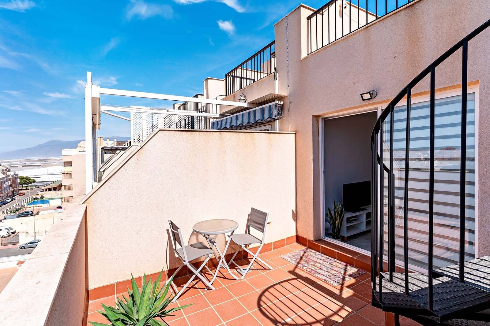 1 slaapkamer Penthouse te huur in Roquetas de Mar met zwembad - € 550 (Ref: 9294364)