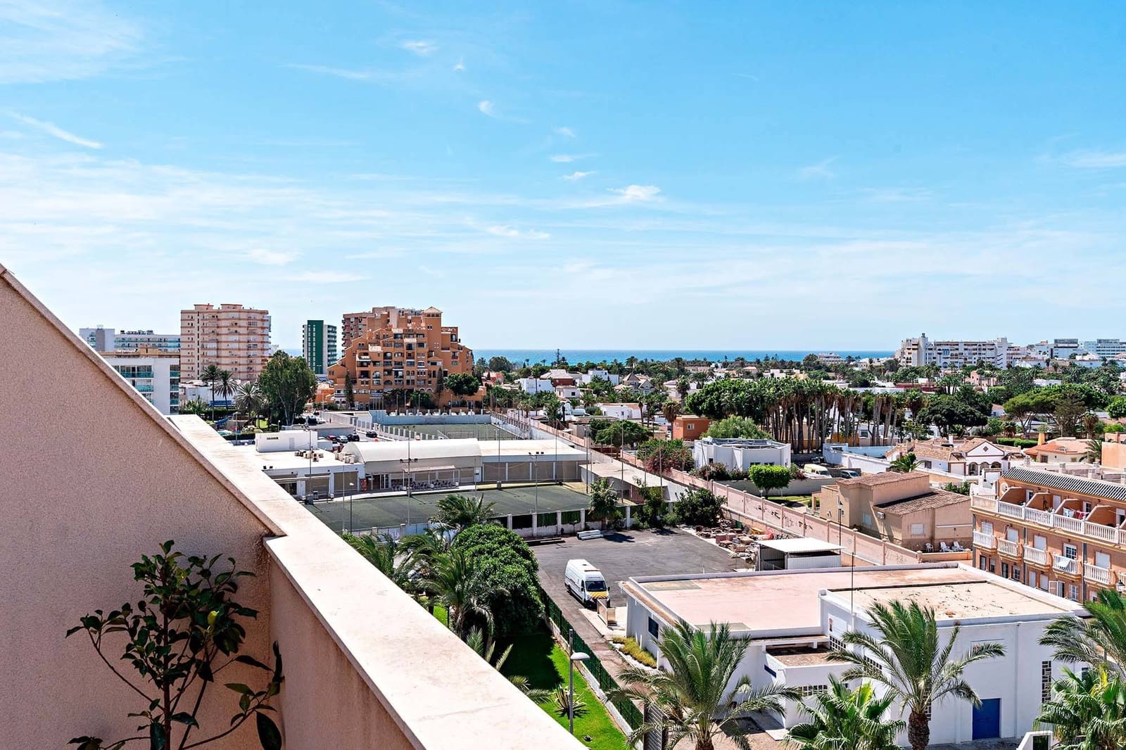 1 slaapkamer Penthouse te huur in Roquetas de Mar met zwembad - € 550 (Ref: 9294364)
