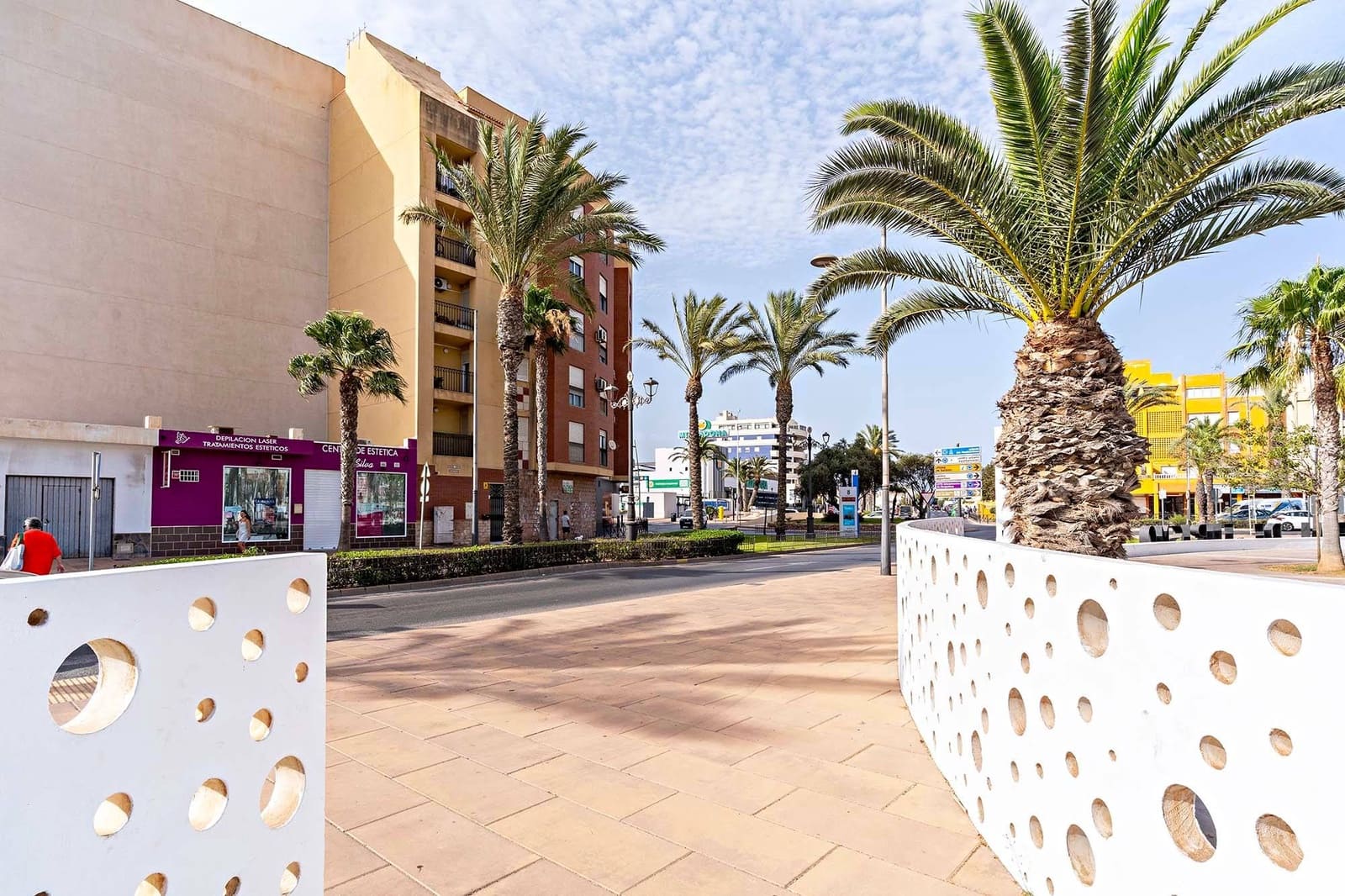 1 slaapkamer Penthouse te huur in Roquetas de Mar met zwembad - € 550 (Ref: 9294364)