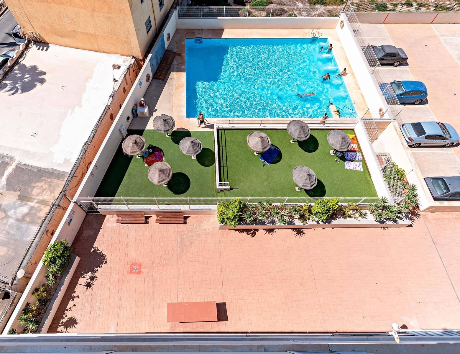 1 slaapkamer Penthouse te huur in Roquetas de Mar met zwembad - € 550 (Ref: 9294364)