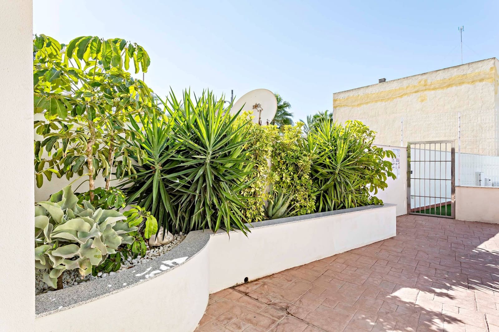 1 slaapkamer Penthouse te huur in Roquetas de Mar met zwembad - € 550 (Ref: 9294364)