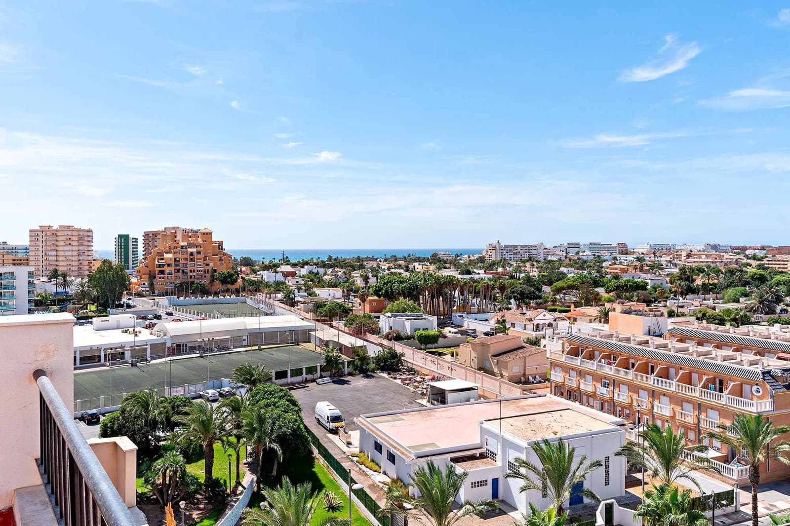 1 slaapkamer Penthouse te huur in Roquetas de Mar met zwembad - € 550 (Ref: 9294364)