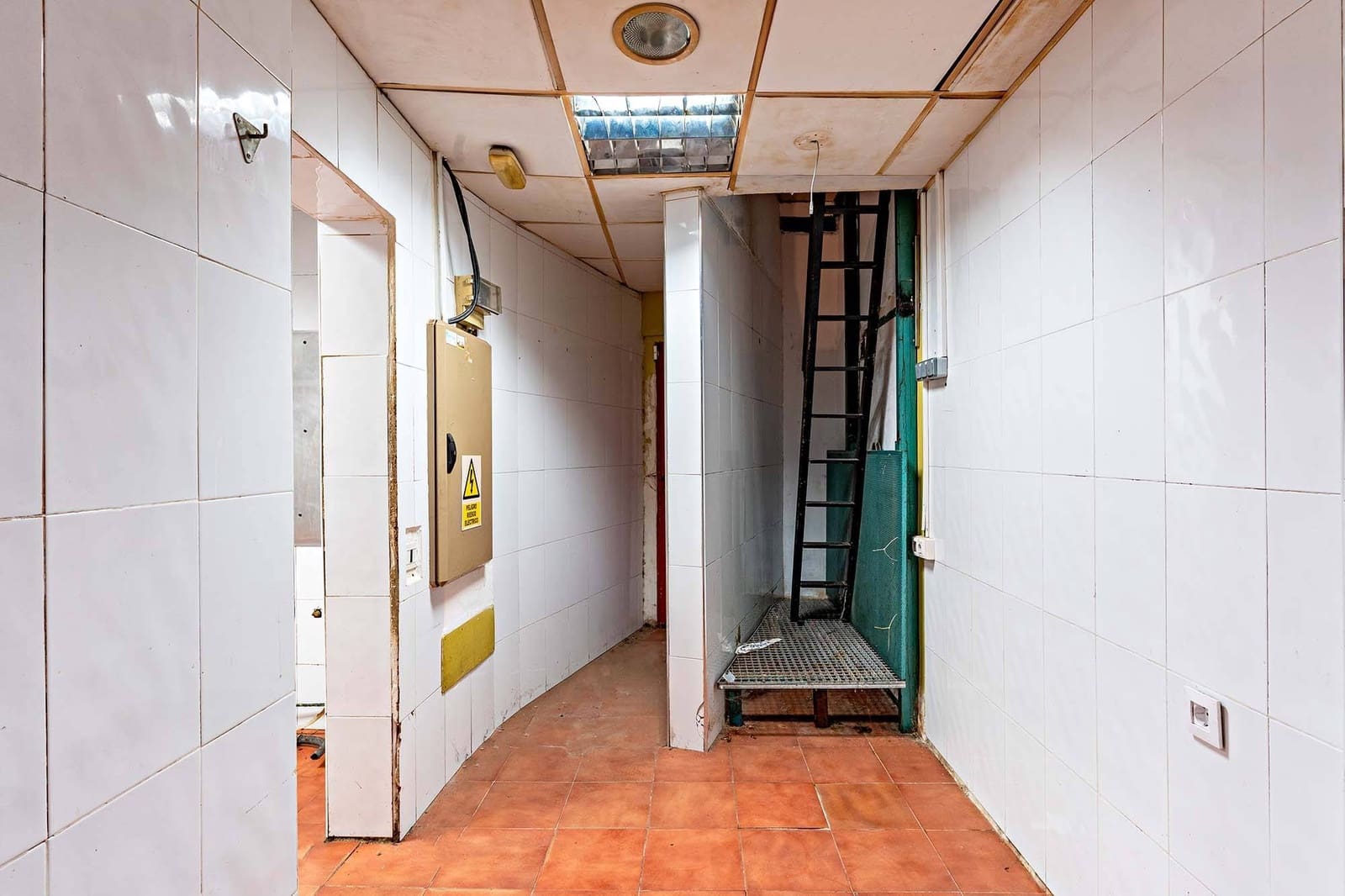 Commercial for rent in Almeria city - € 1,200 (Ref: 9296864)