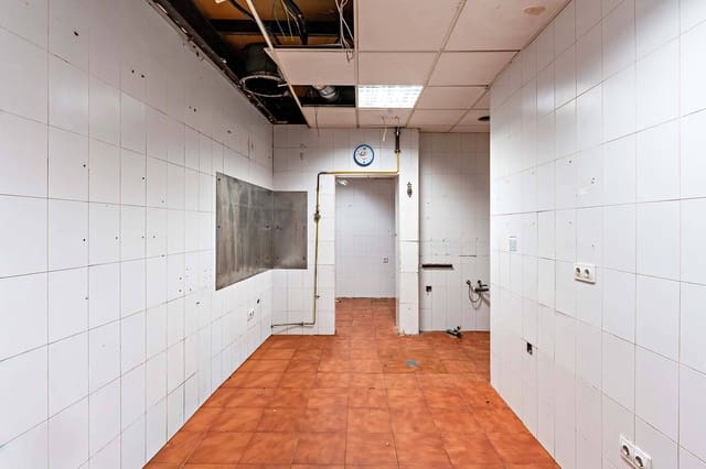 Commercial for rent in Almería city - € 1,200 (Ref: 9296864)