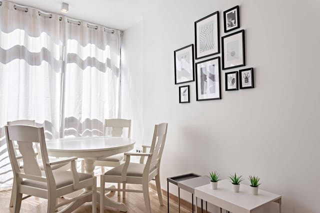 4 soveværelse Lejlighed til leje i Centro, Almería by med garage - € 1.200 (Ref: 9312840)