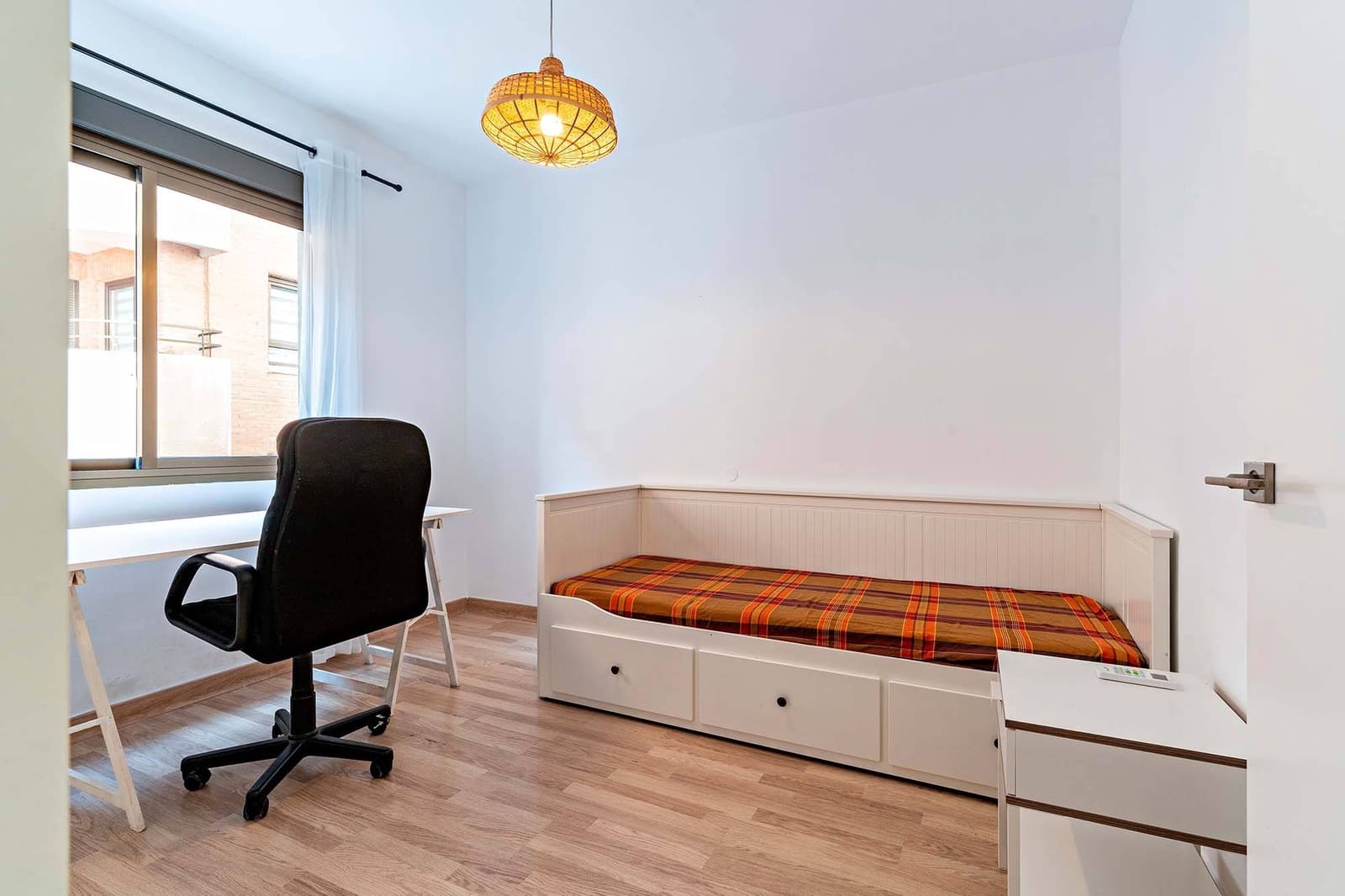 4 soveværelse Lejlighed til leje i Almeria by med garage - € 1.200 (Ref: 9312840)