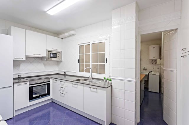 4 soveværelse Lejlighed til leje i Centro, Almería by med garage - € 1.200 (Ref: 9312840)