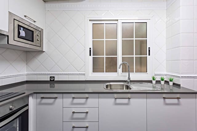 4 soveværelse Lejlighed til leje i Centro, Almería by med garage - € 1.200 (Ref: 9312840)