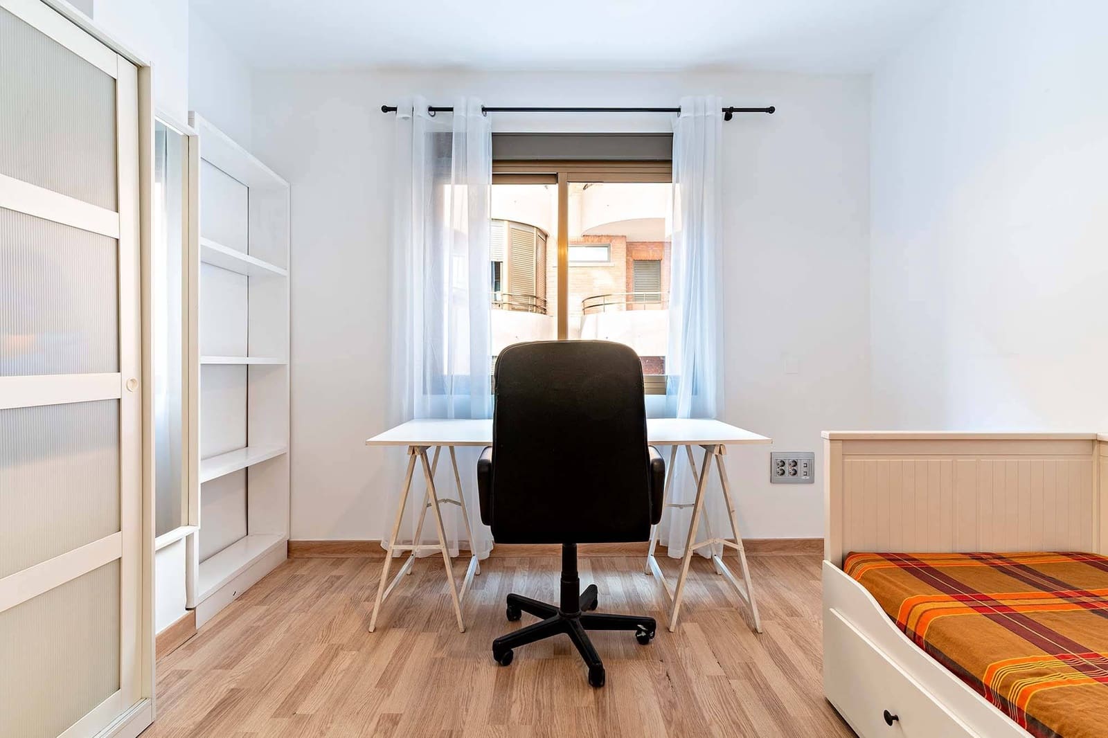 4 soveværelse Lejlighed til leje i Almeria by med garage - € 1.200 (Ref: 9312840)